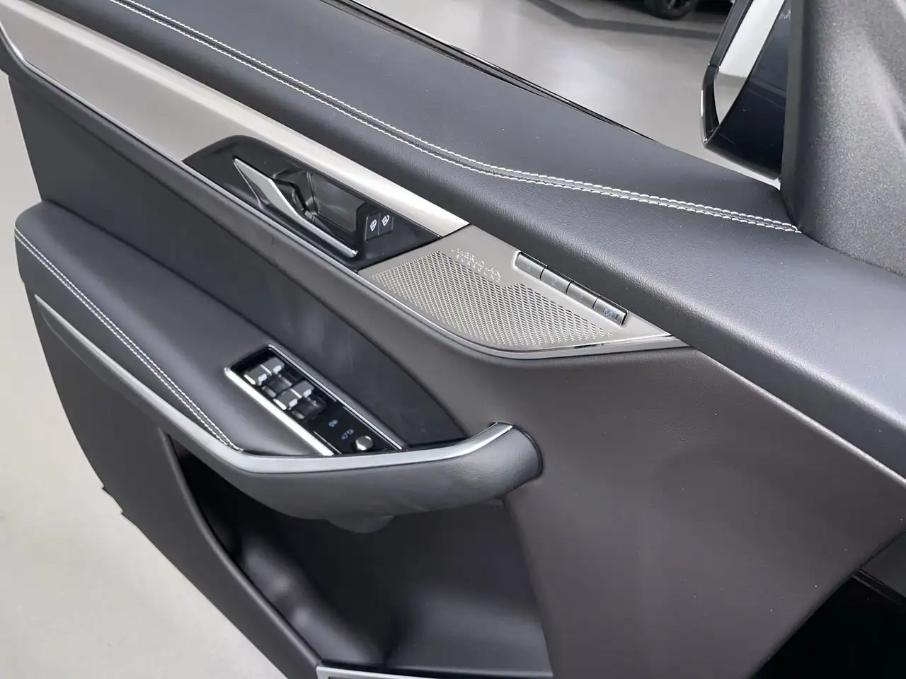 Jaguar F-Pace photo Jaguar F-Pace