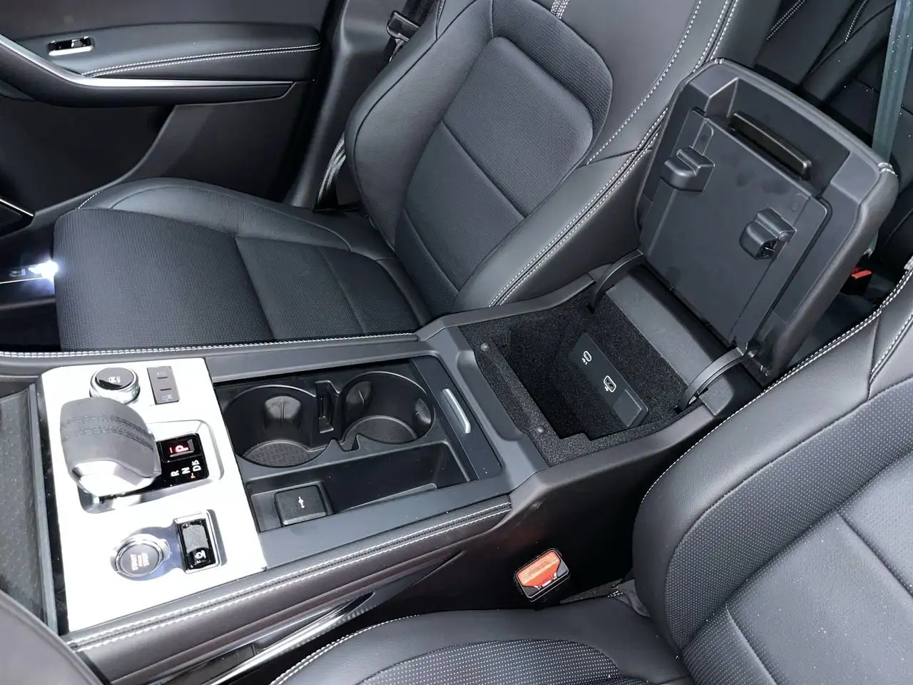 Jaguar F-Pace photo Jaguar F-Pace