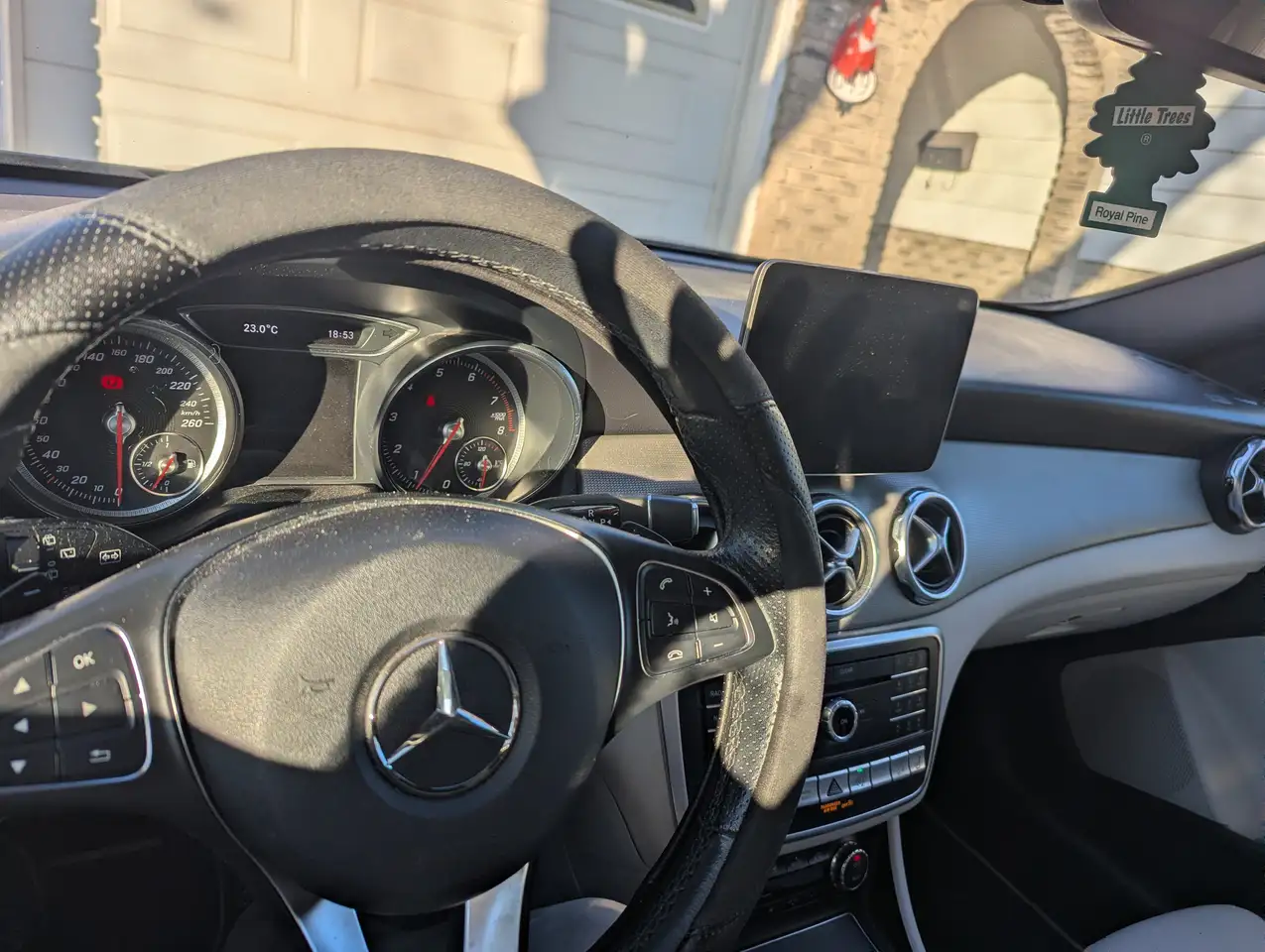 Mercedes-Benz GLA снимка Mercedes-Benz GLA