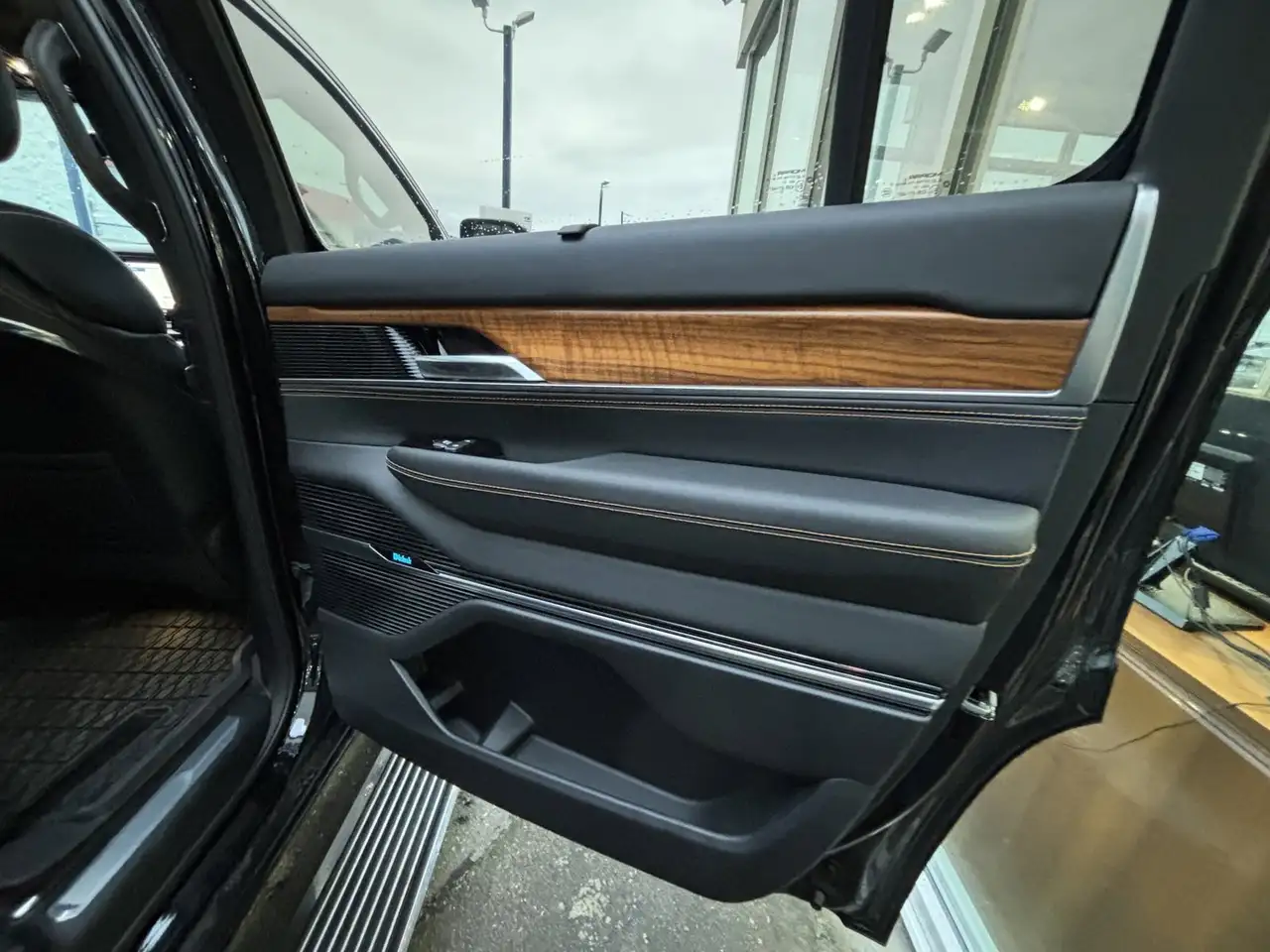 Jeep Grand Wagoneer снимка Jeep Grand Wagoneer