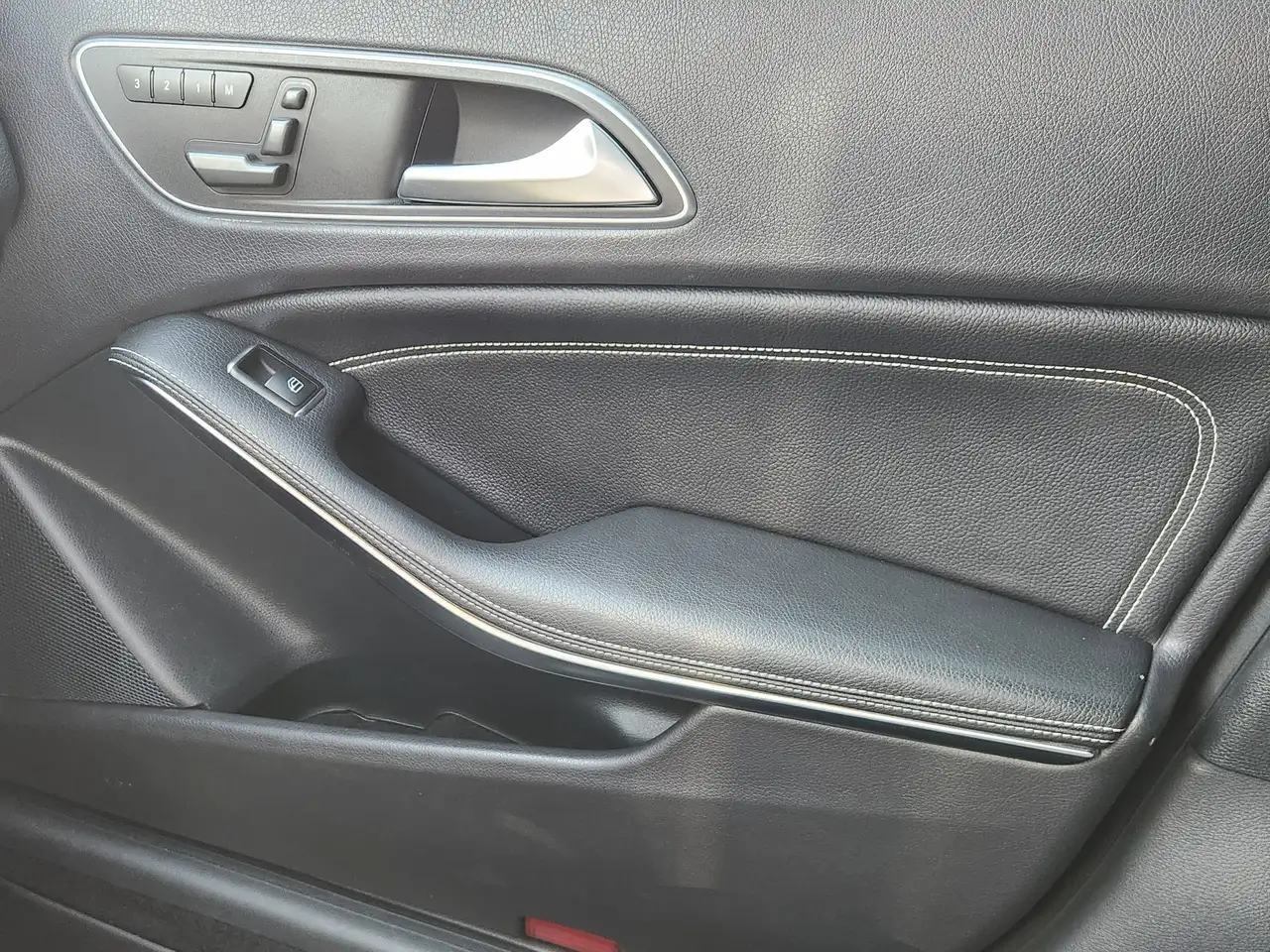 Mercedes-Benz GLA снимка Mercedes-Benz GLA
