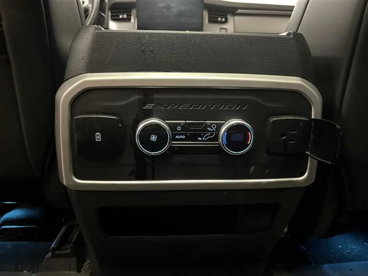 Ford Expedition снимка Ford Expedition