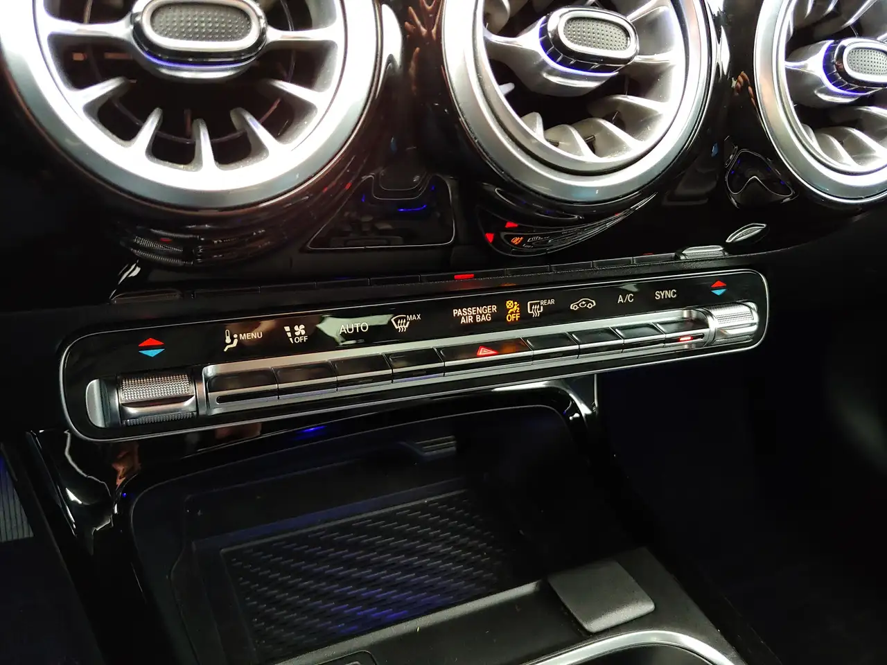 Mercedes-Benz CLA снимка Mercedes-Benz CLA