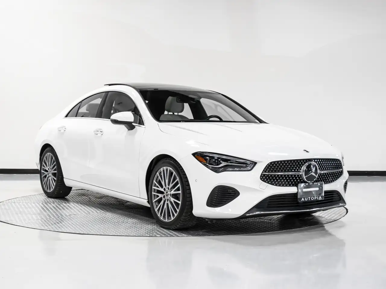 Mercedes-Benz CLA снимка Mercedes-Benz CLA