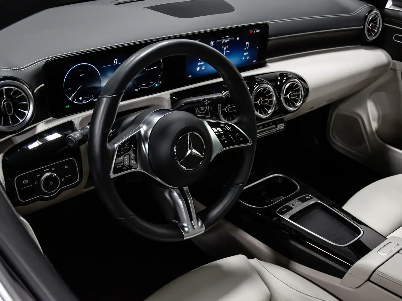 Mercedes-Benz CLA снимка Mercedes-Benz CLA
