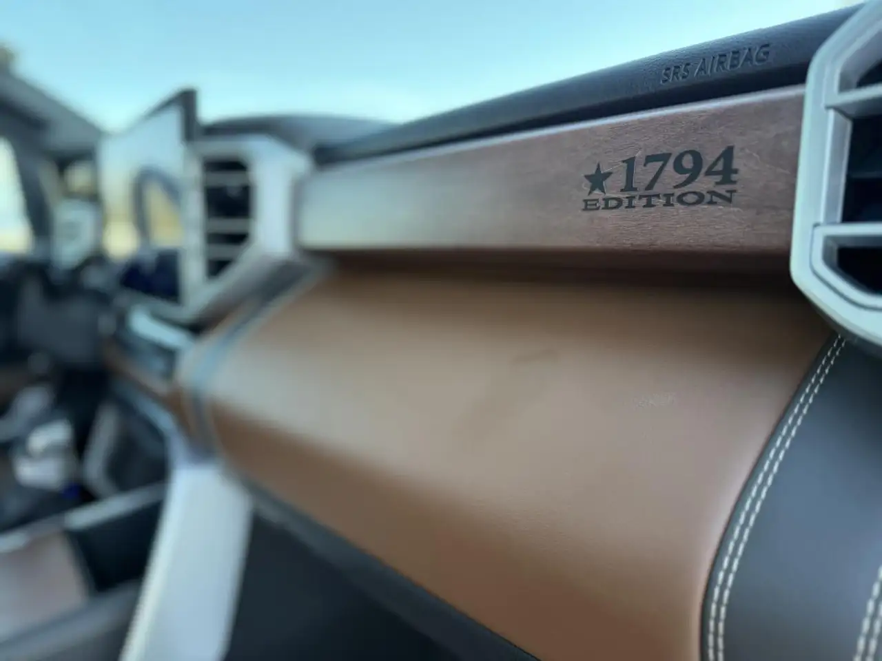 Toyota Tundra снимка Toyota Tundra