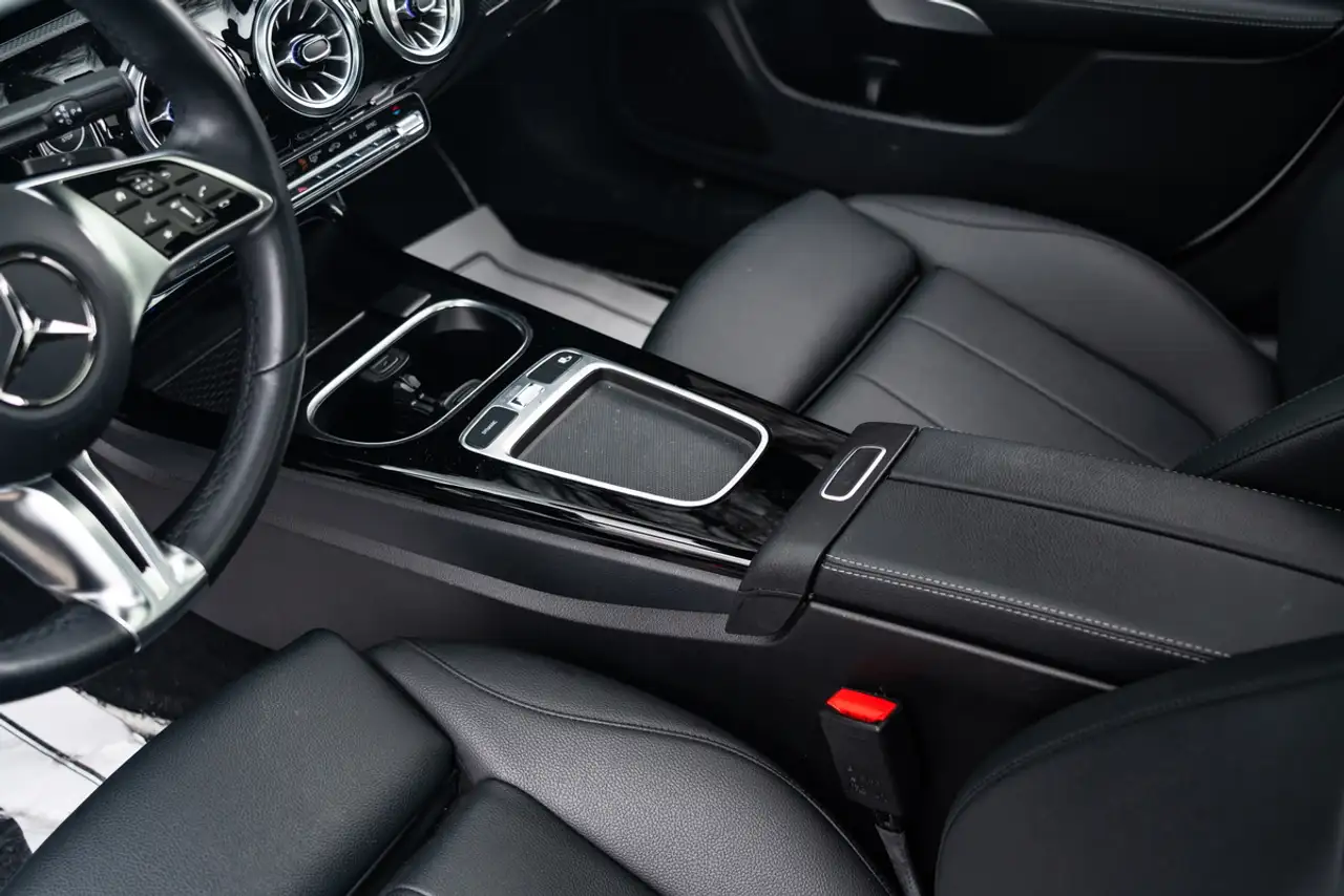 Mercedes-Benz CLA снимка Mercedes-Benz CLA
