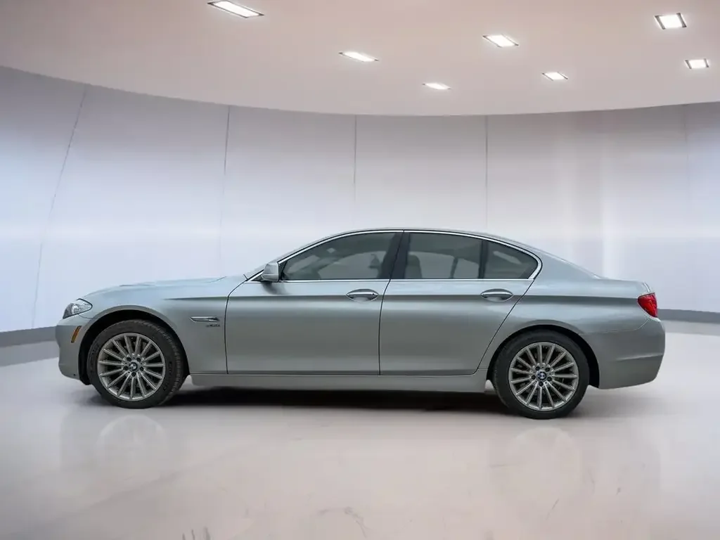 BMW 5 Series снимка BMW 5 Series