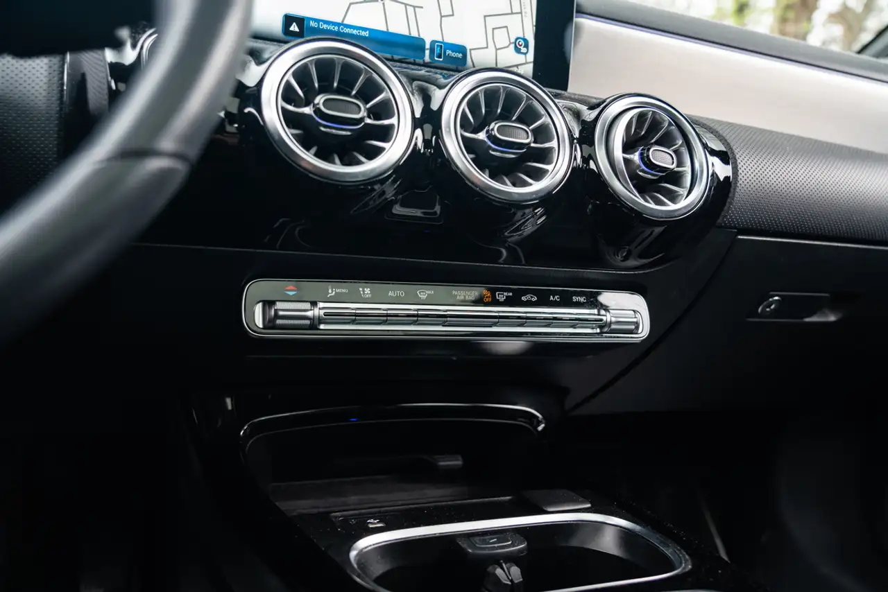 Mercedes-Benz CLA снимка Mercedes-Benz CLA