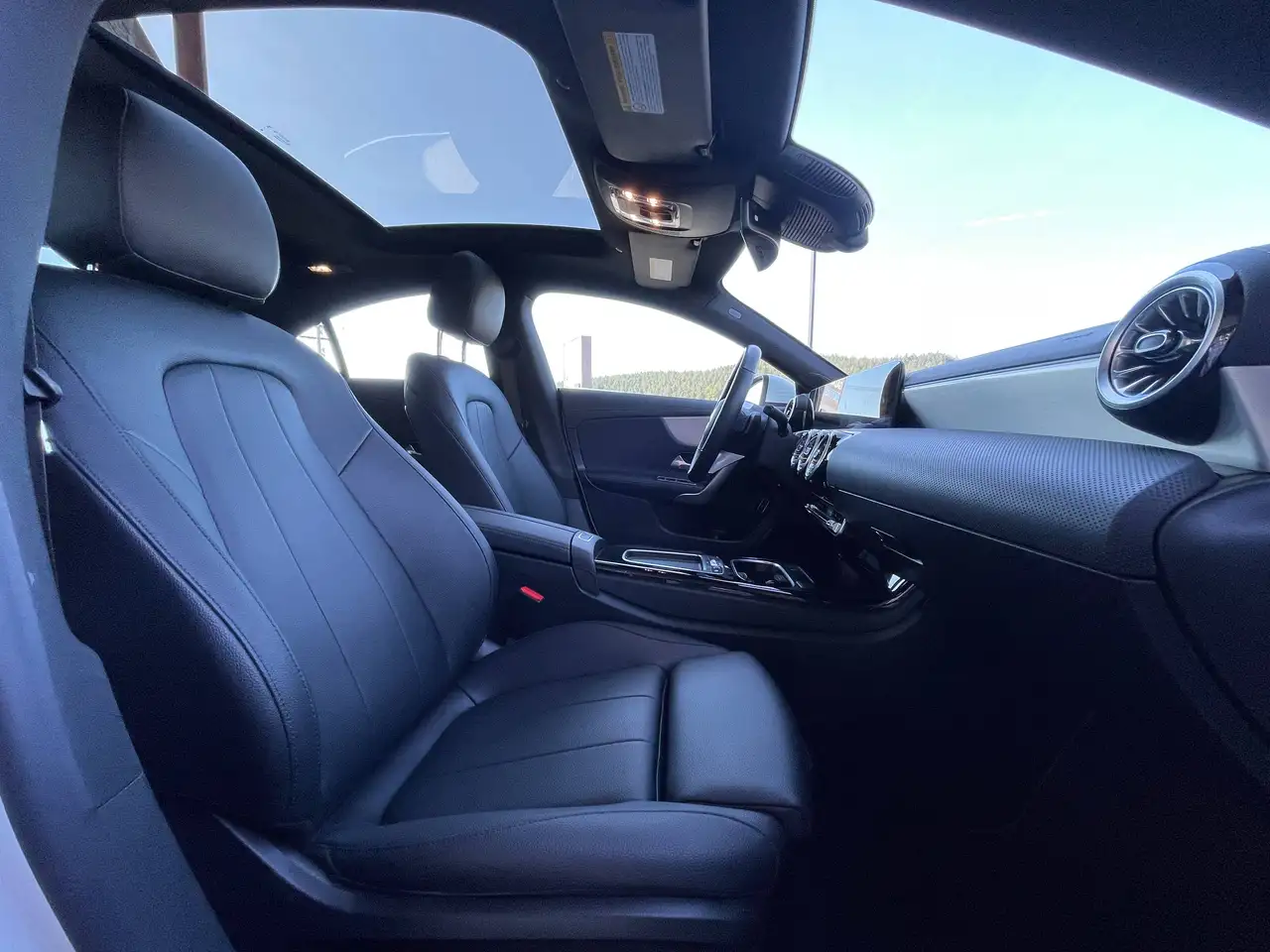 Mercedes-Benz CLA снимка Mercedes-Benz CLA