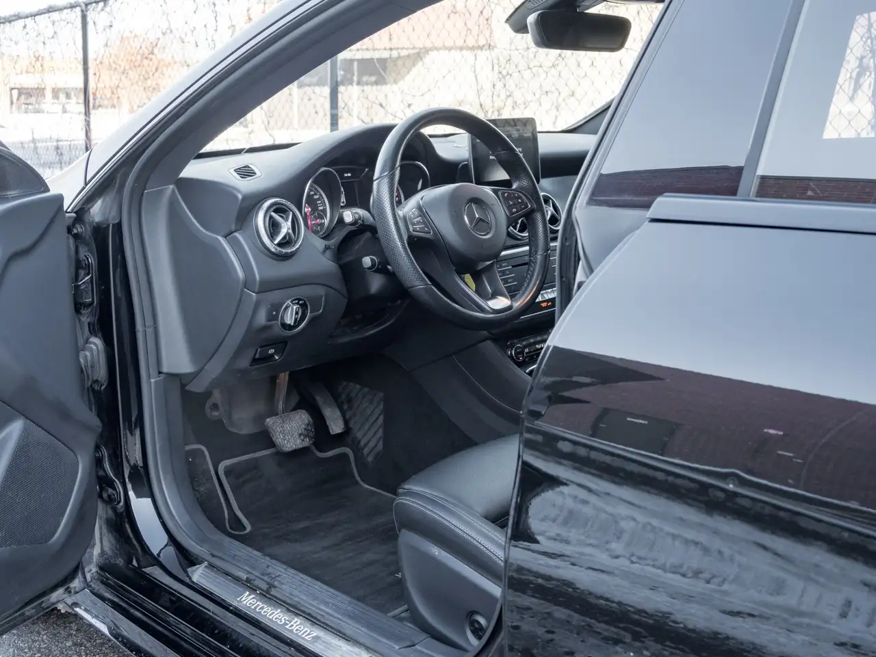 Mercedes-Benz CLA снимка Mercedes-Benz CLA
