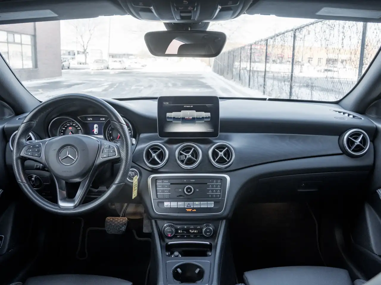 Mercedes-Benz CLA снимка Mercedes-Benz CLA