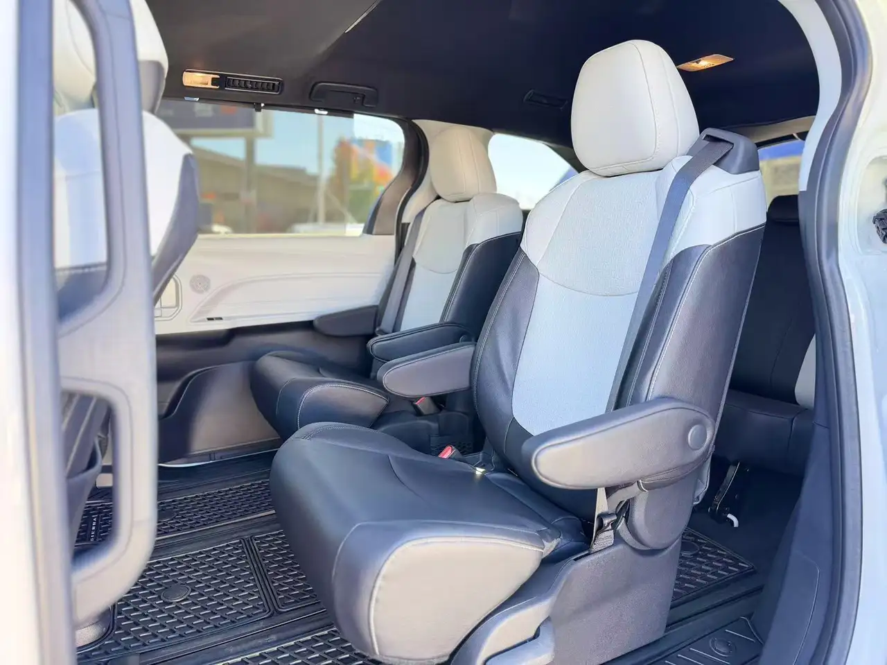 Toyota Sienna снимка Toyota Sienna