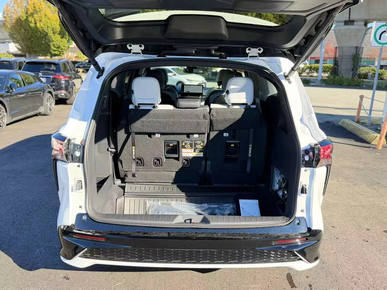 Toyota Sienna снимка Toyota Sienna