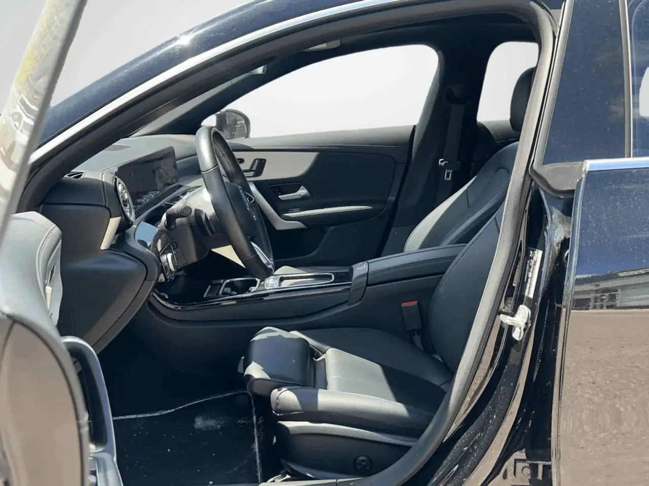 Mercedes-Benz CLA снимка Mercedes-Benz CLA