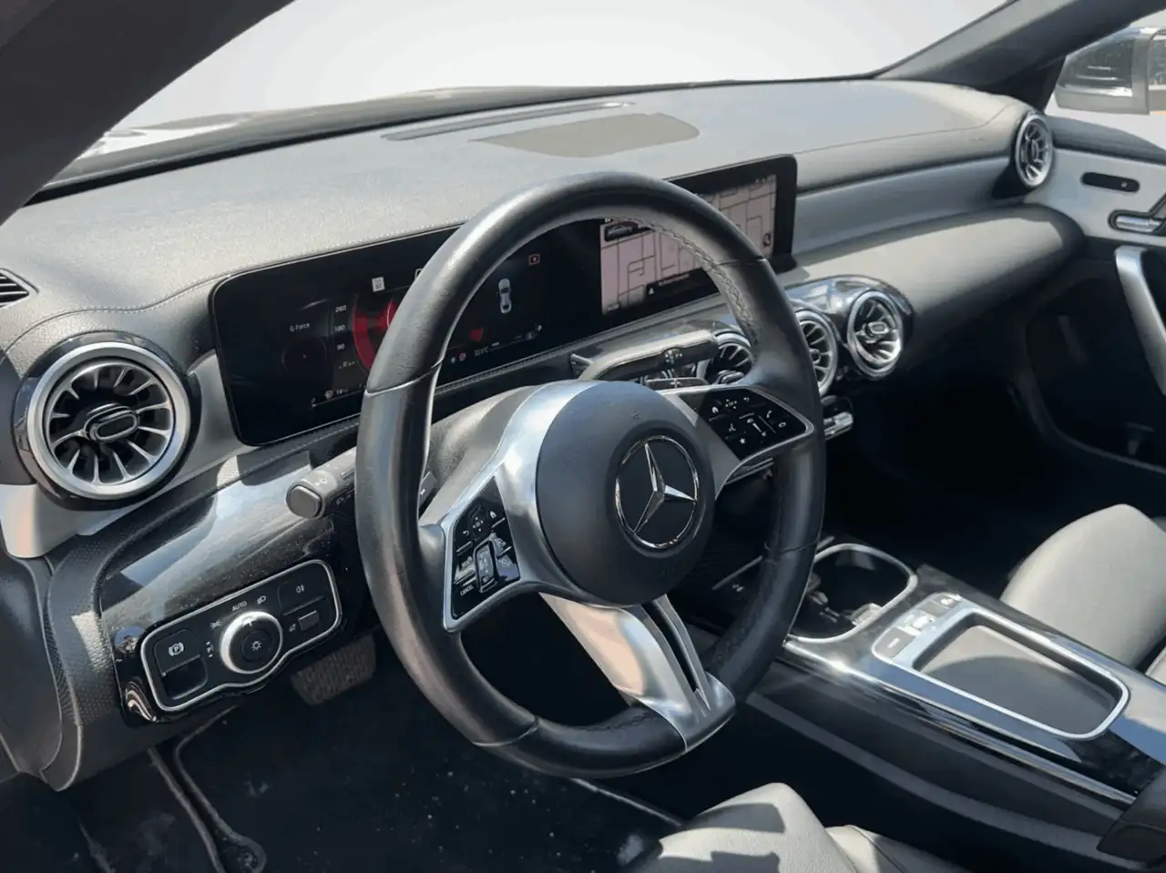 Mercedes-Benz CLA снимка Mercedes-Benz CLA