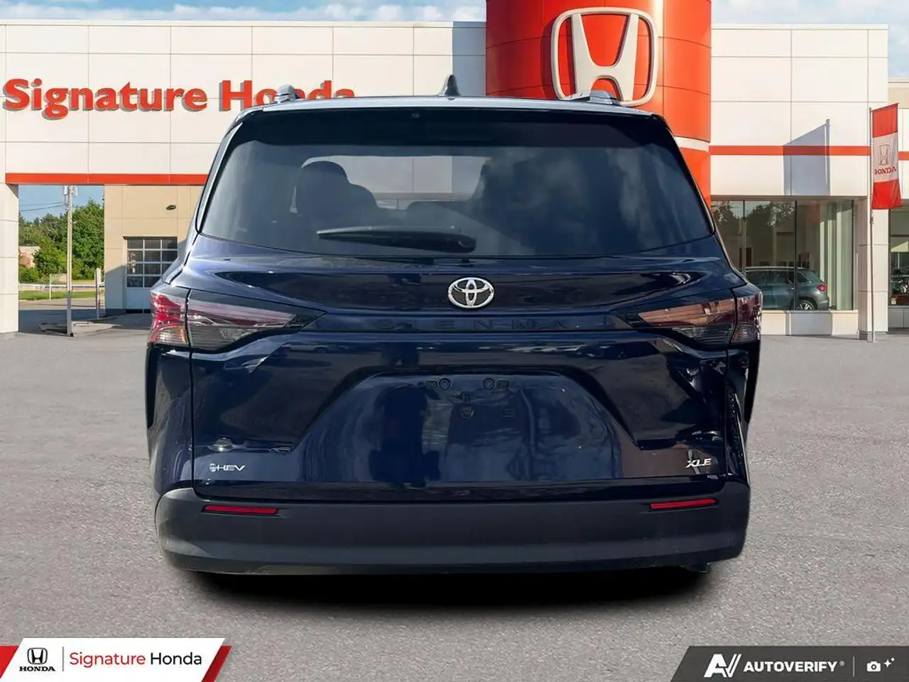 Toyota Sienna снимка Toyota Sienna