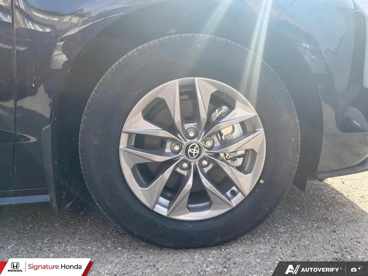 Toyota Sienna снимка Toyota Sienna