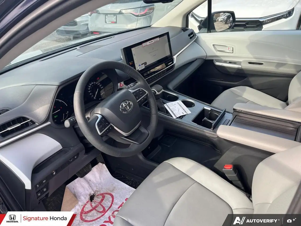 Toyota Sienna снимка Toyota Sienna