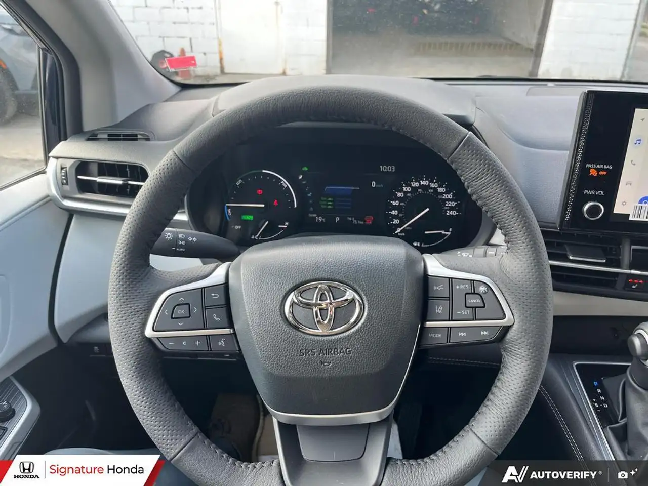 Toyota Sienna снимка Toyota Sienna