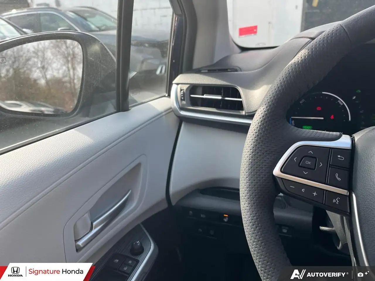 Toyota Sienna снимка Toyota Sienna