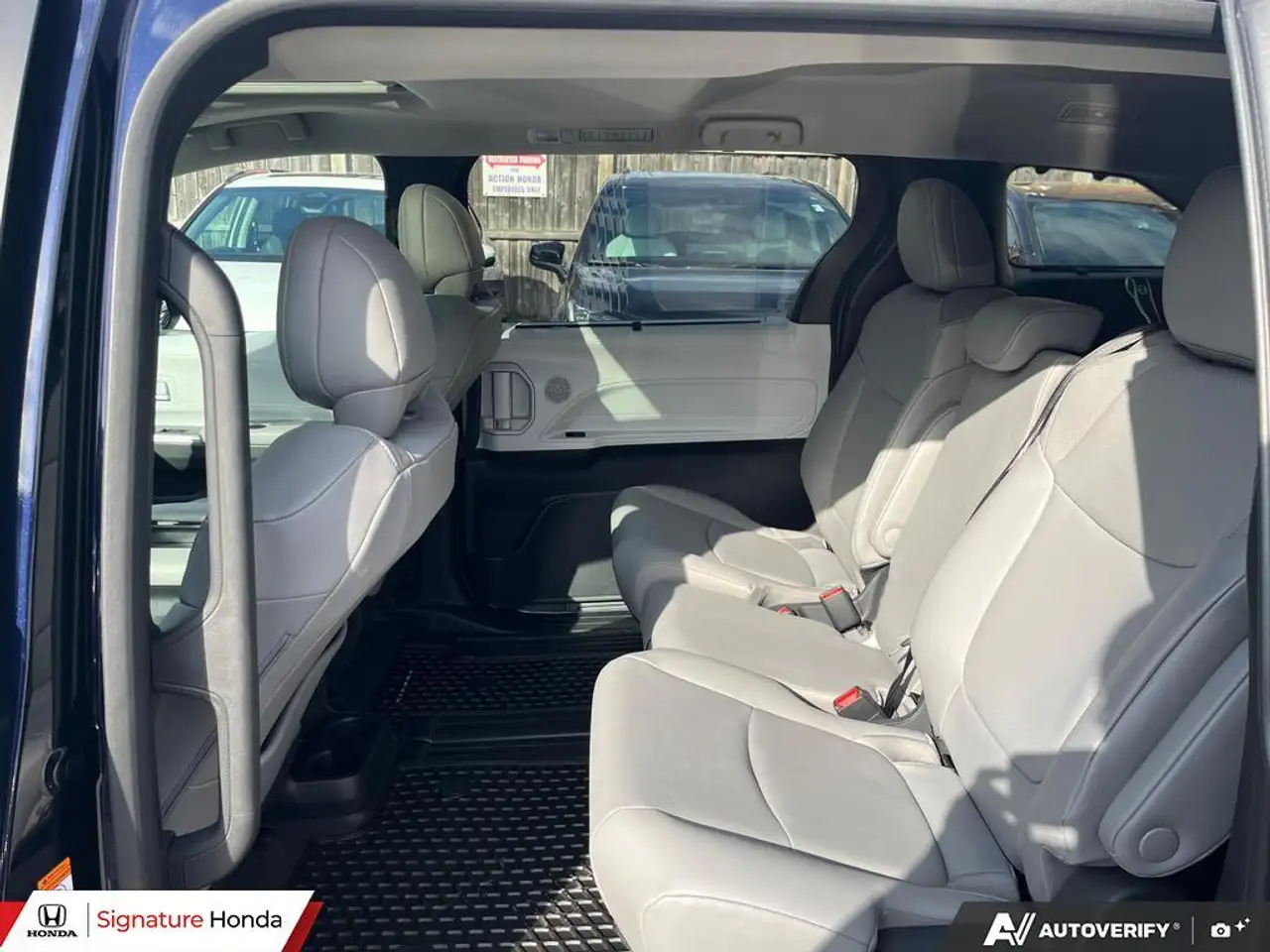 Toyota Sienna снимка Toyota Sienna