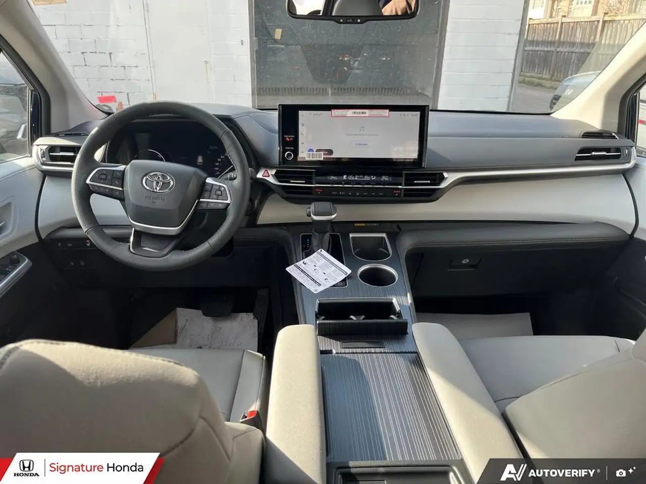 Toyota Sienna снимка Toyota Sienna