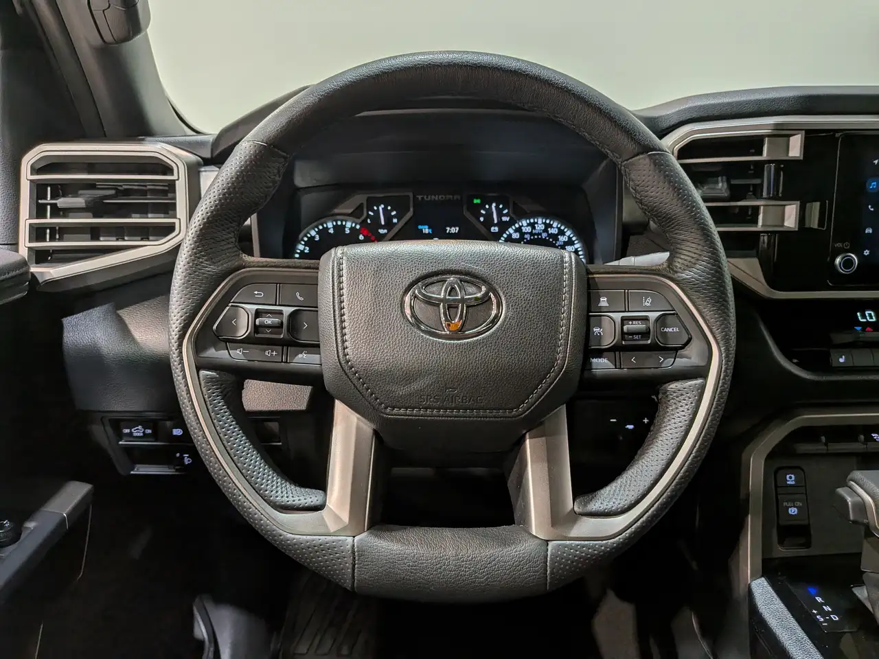 Toyota Tundra снимка Toyota Tundra