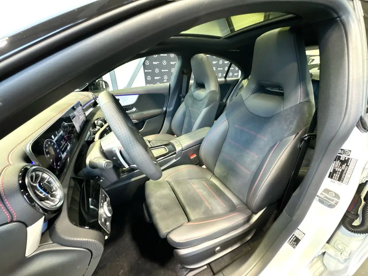 Mercedes-Benz CLA снимка Mercedes-Benz CLA