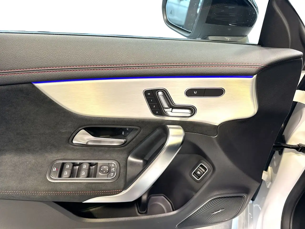 Mercedes-Benz CLA снимка Mercedes-Benz CLA