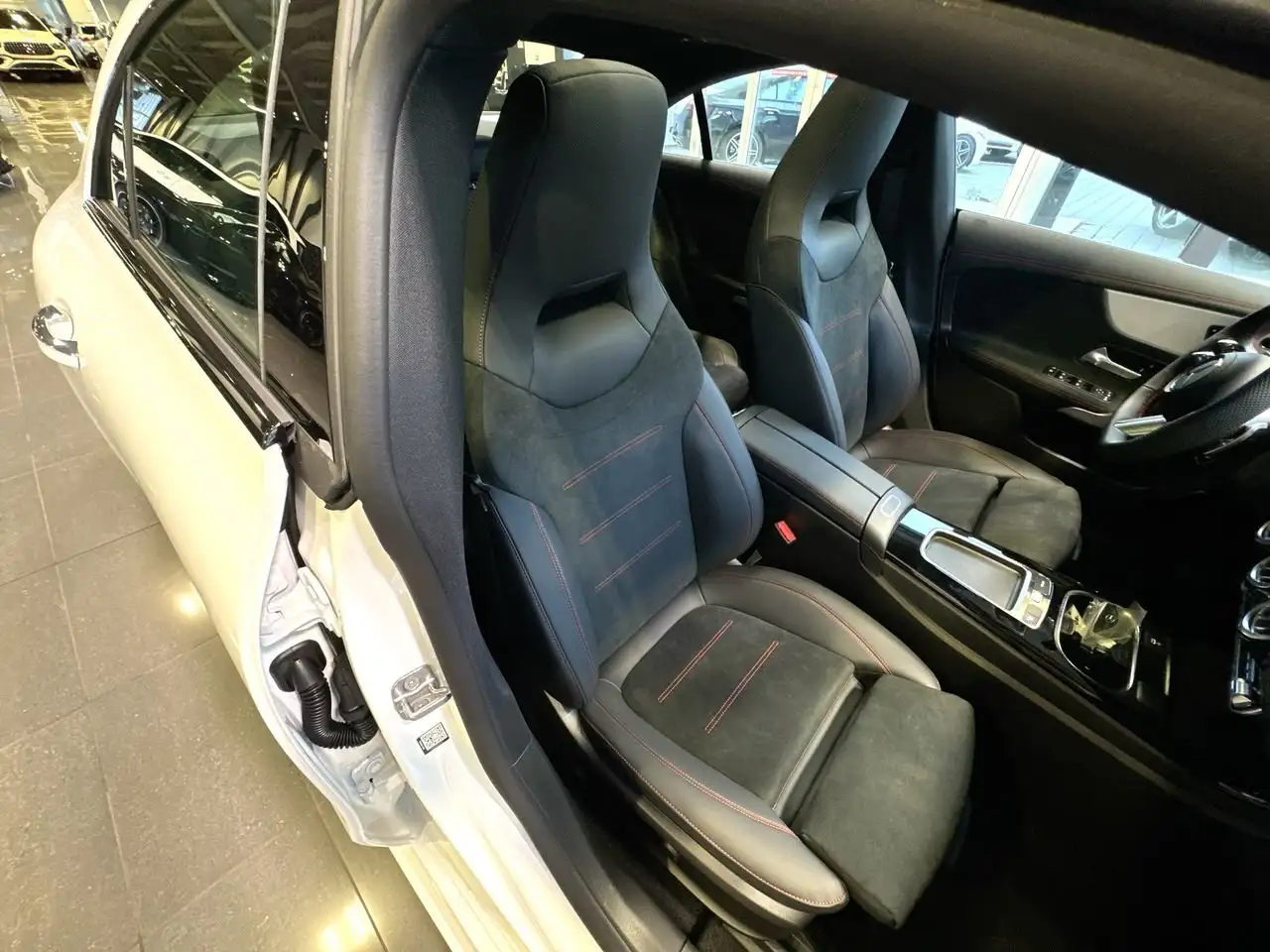 Mercedes-Benz CLA снимка Mercedes-Benz CLA