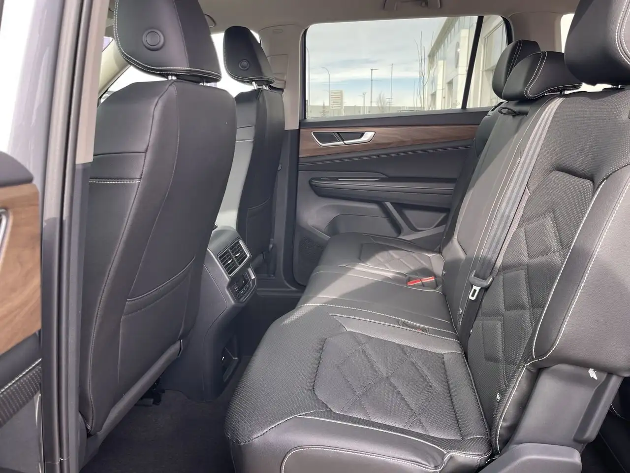 Volkswagen Atlas photo Volkswagen Atlas