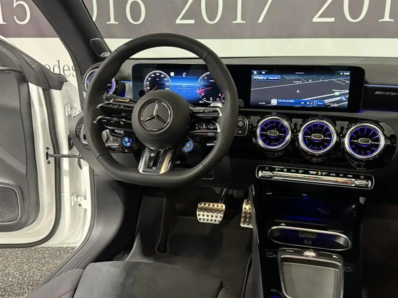 Mercedes-Benz CLA снимка Mercedes-Benz CLA