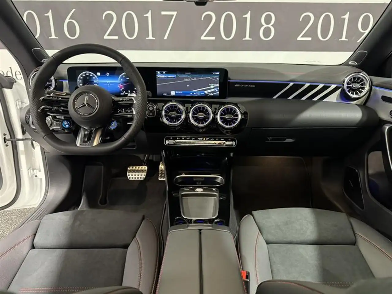 Mercedes-Benz CLA снимка Mercedes-Benz CLA