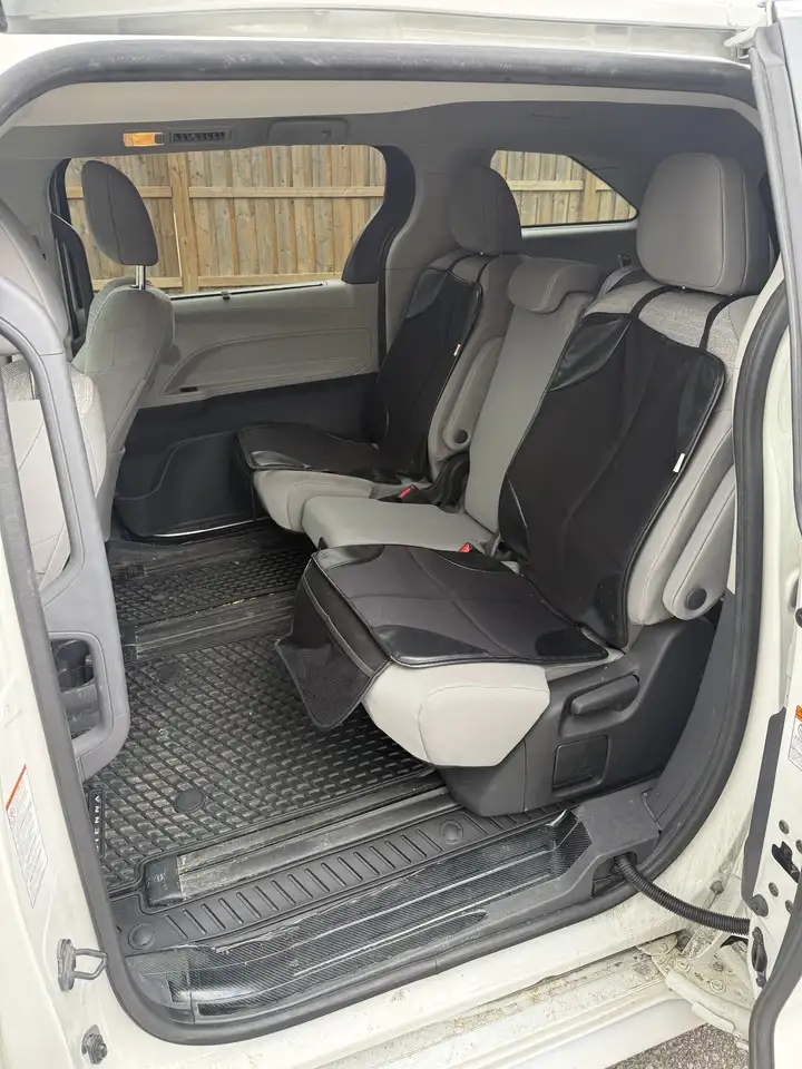 Toyota Sienna снимка Toyota Sienna