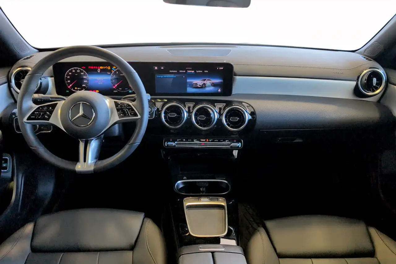 Mercedes-Benz CLA снимка Mercedes-Benz CLA