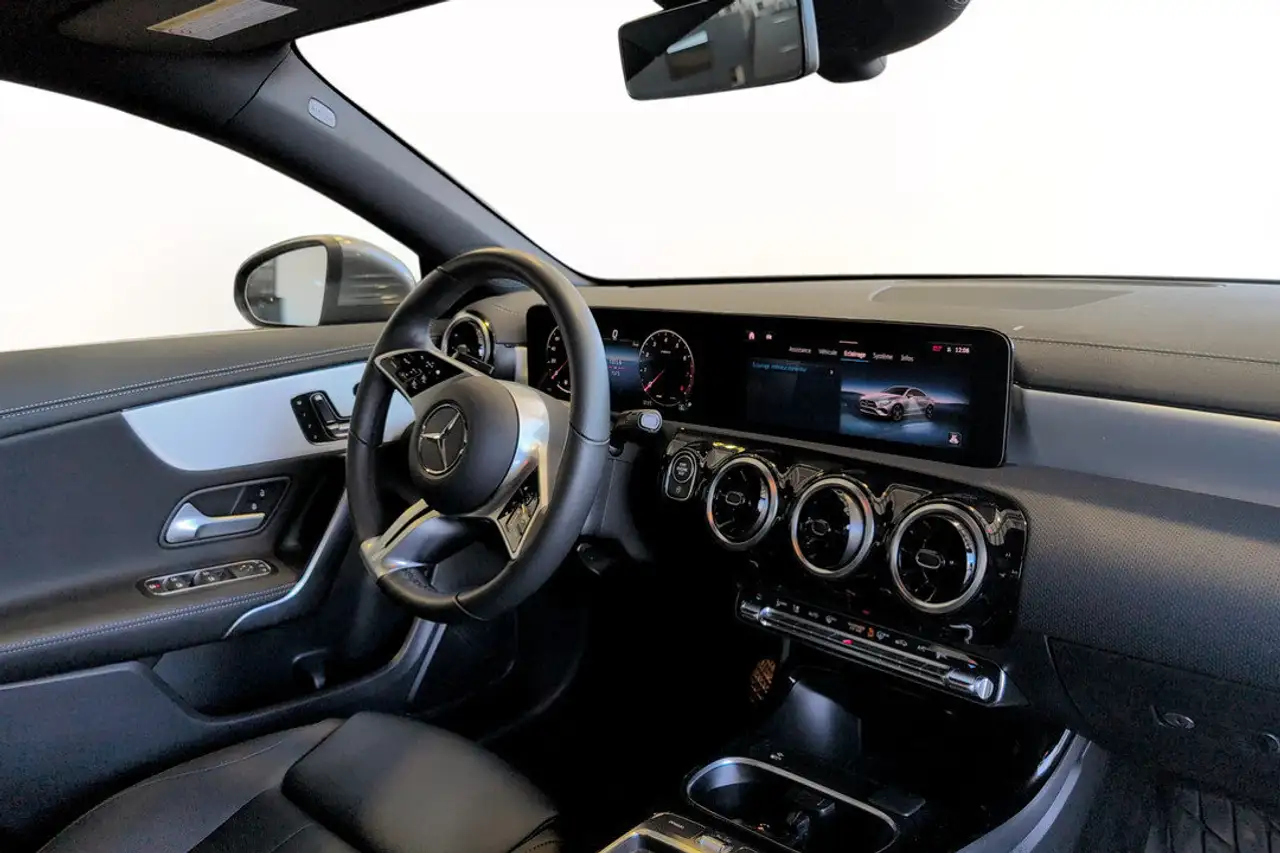 Mercedes-Benz CLA снимка Mercedes-Benz CLA