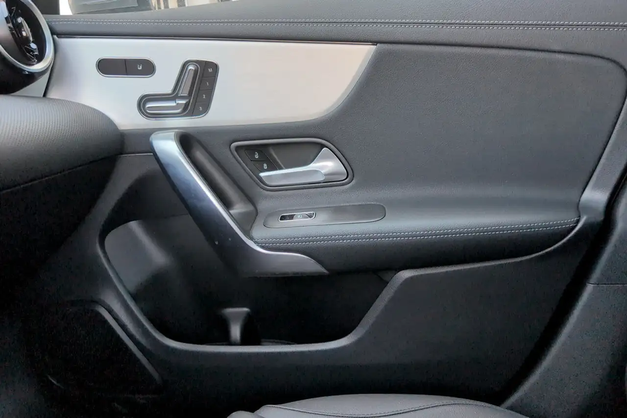 Mercedes-Benz CLA снимка Mercedes-Benz CLA