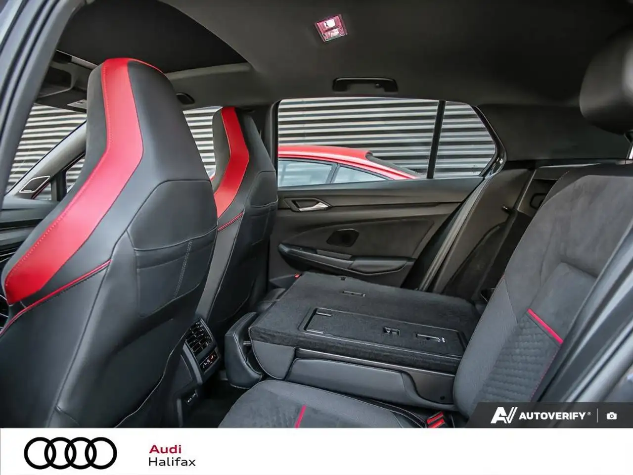 Volkswagen Golf GTI снимка Volkswagen Golf GTI