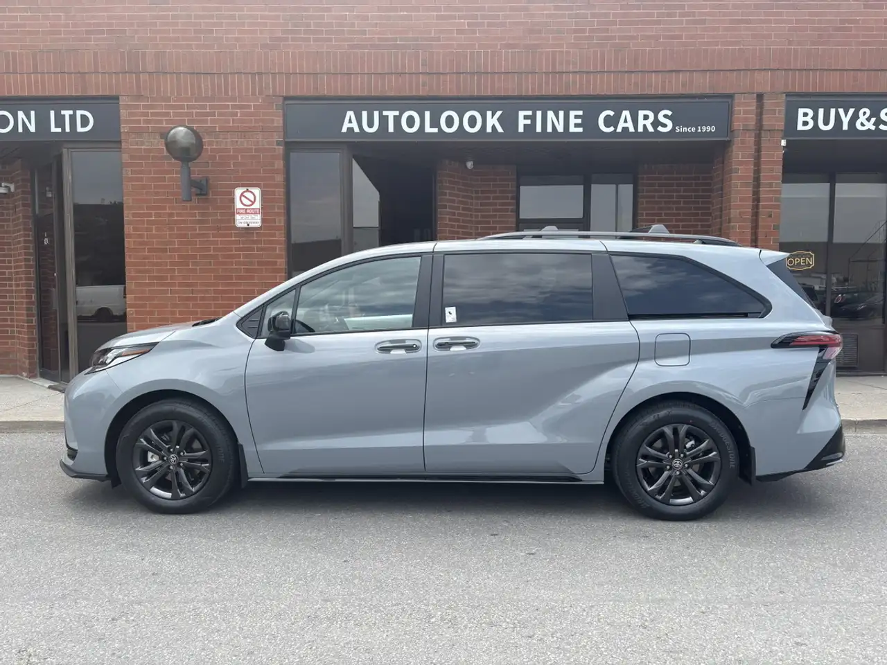 Toyota Sienna photo Toyota Sienna