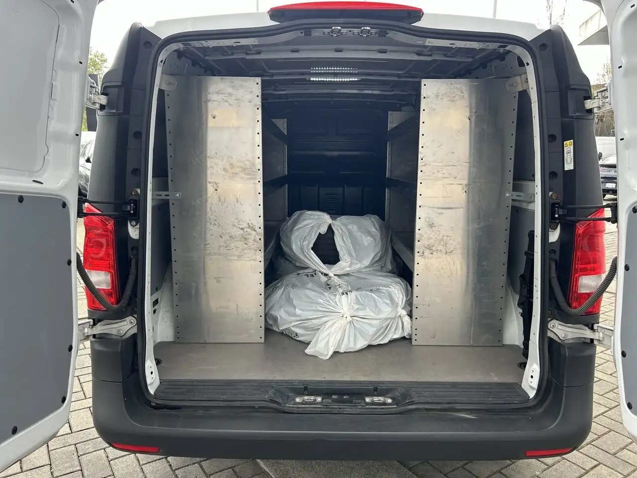 Mercedes-Benz Metris Cargo Van снимка Mercedes-Benz Metris Cargo Van