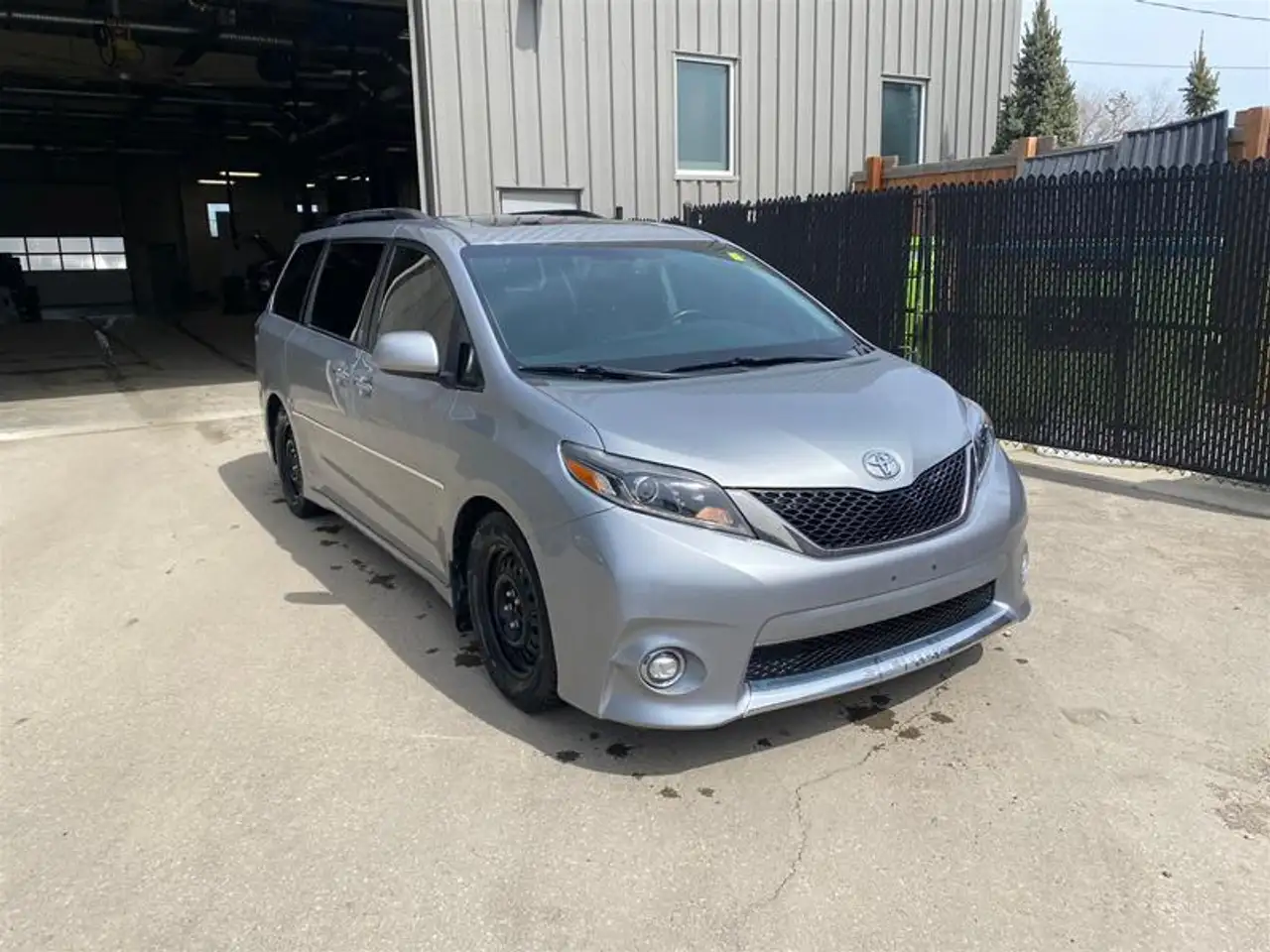 Toyota Sienna снимка Toyota Sienna