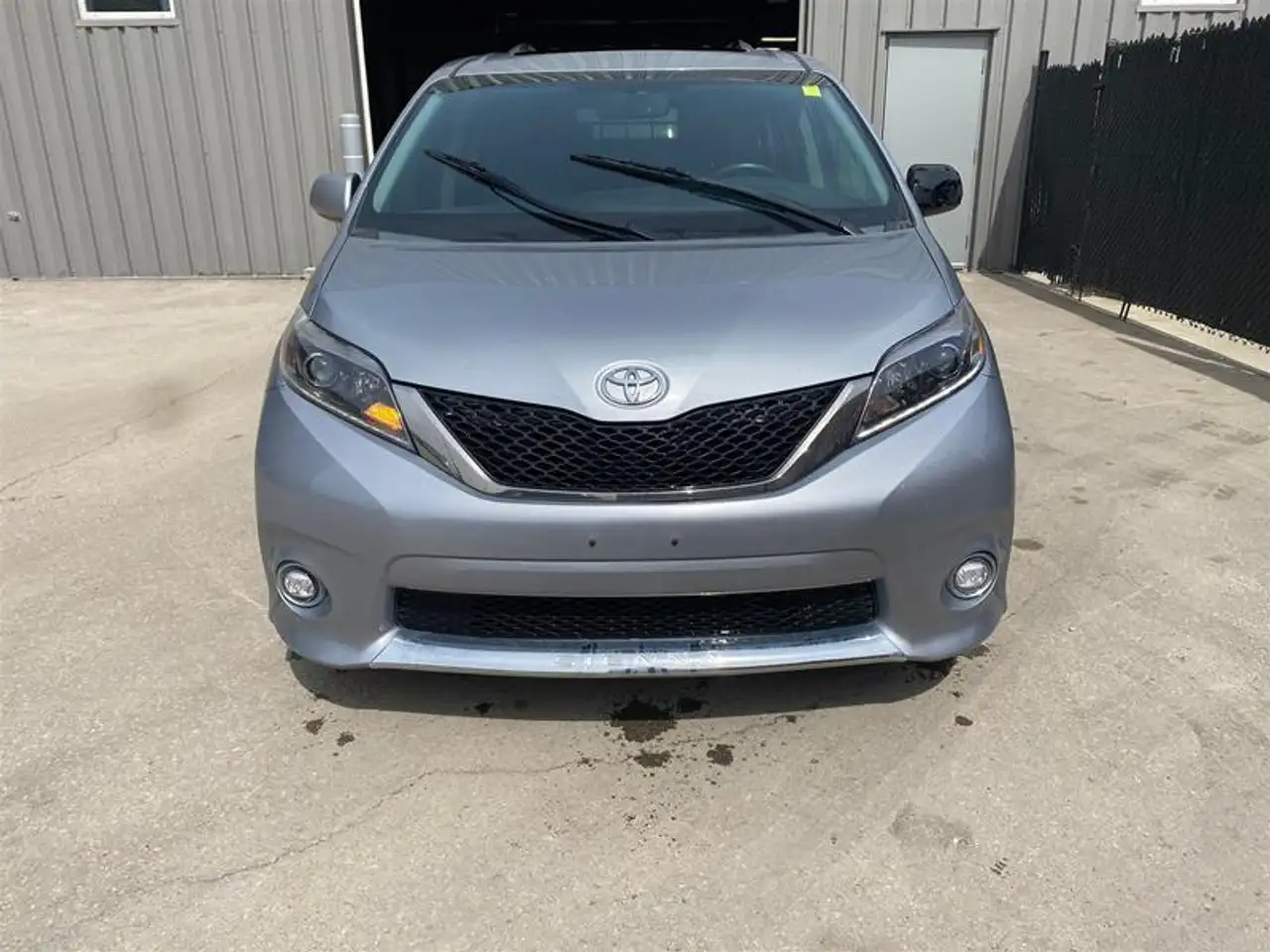 Toyota Sienna снимка Toyota Sienna