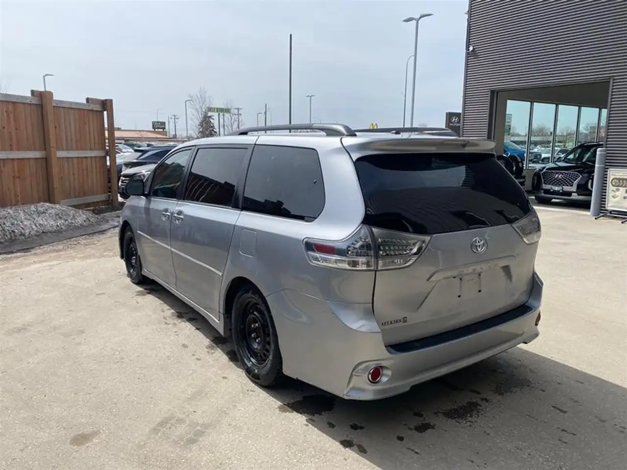 Toyota Sienna снимка Toyota Sienna