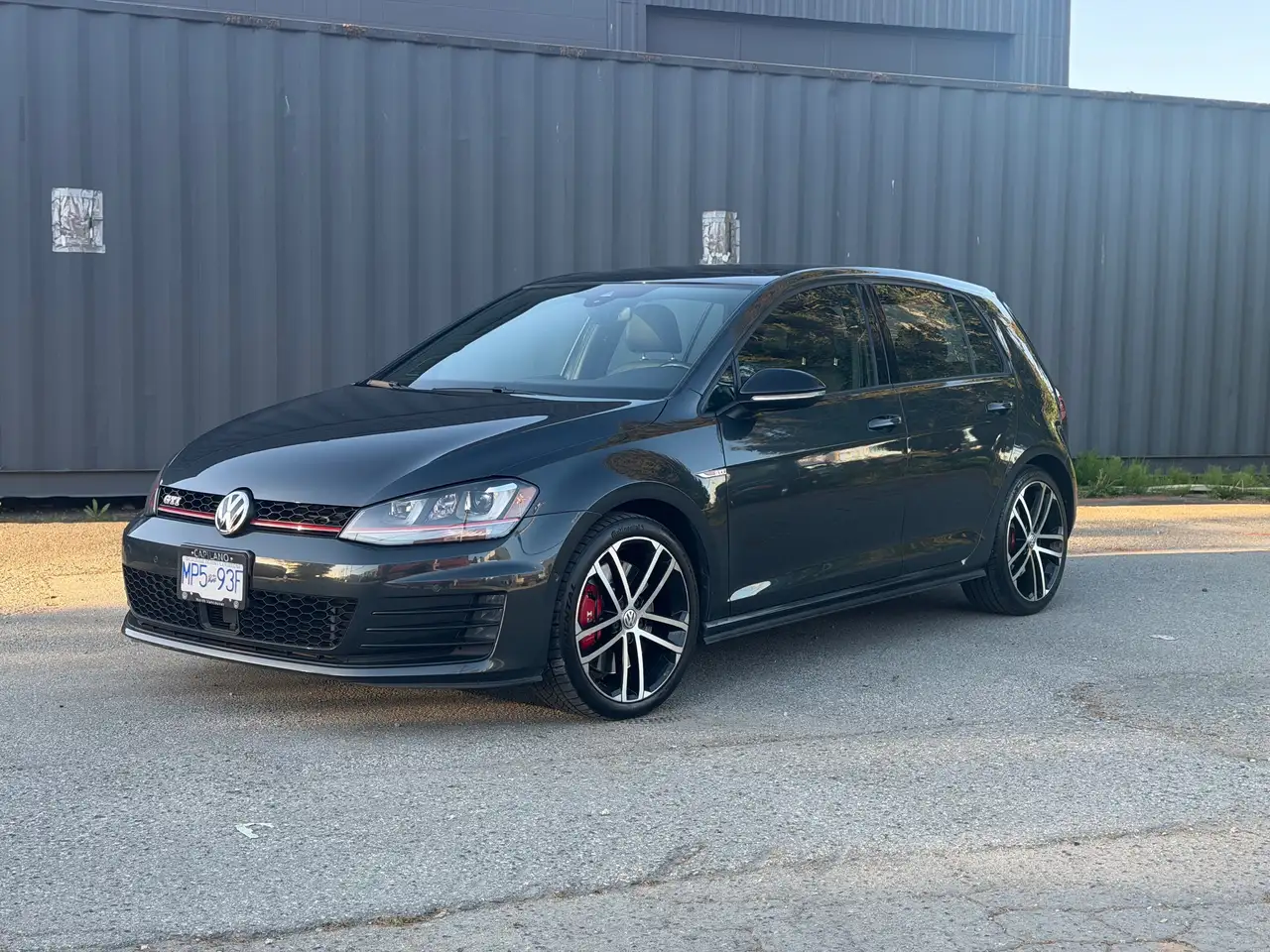 Volkswagen Golf GTI снимка Volkswagen Golf GTI