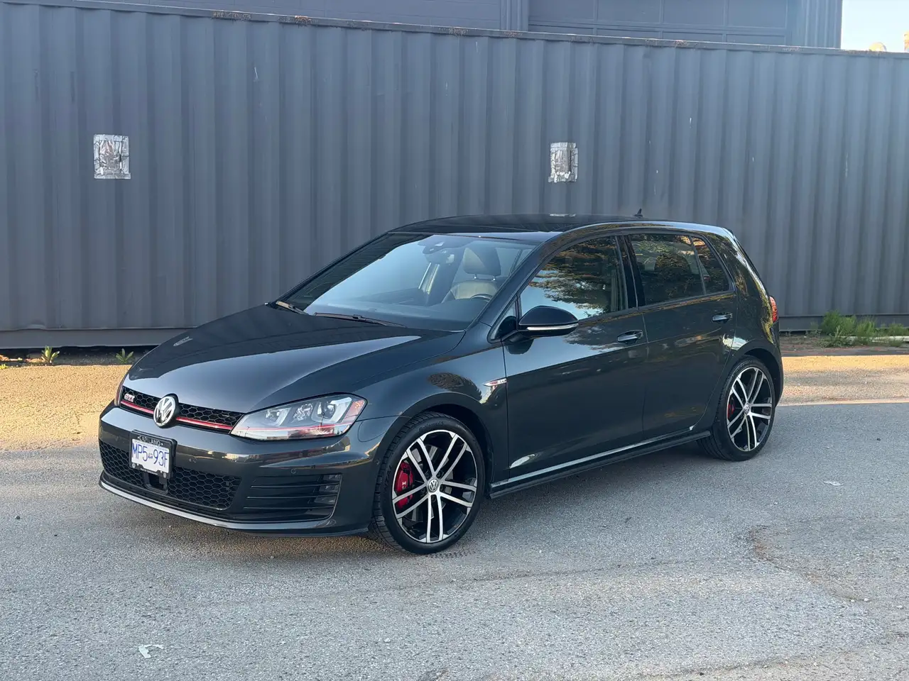 Volkswagen Golf GTI снимка Volkswagen Golf GTI