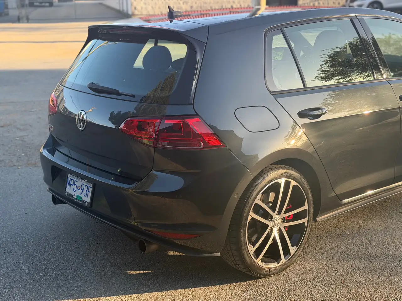 Volkswagen Golf GTI снимка Volkswagen Golf GTI