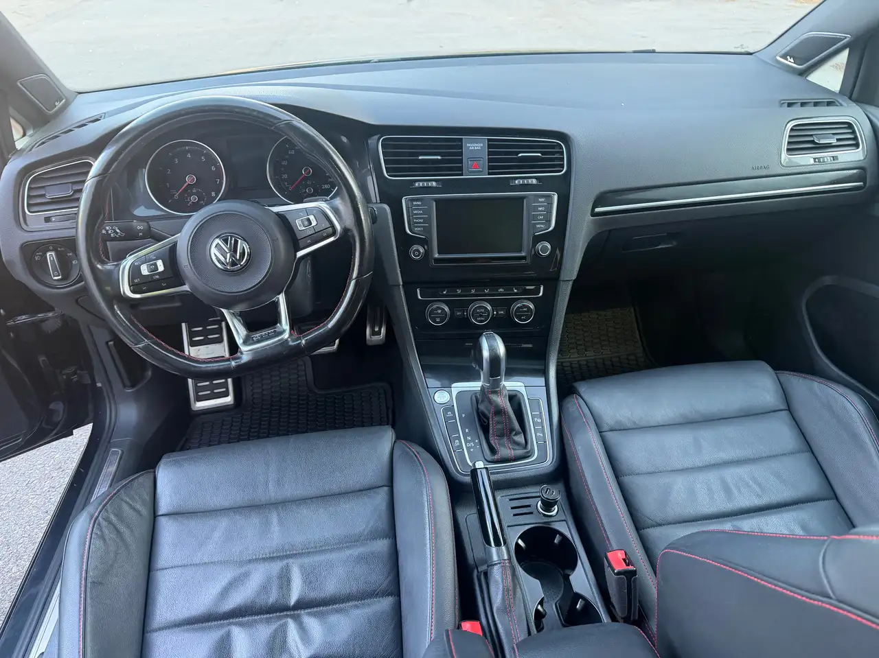 Volkswagen Golf GTI снимка Volkswagen Golf GTI