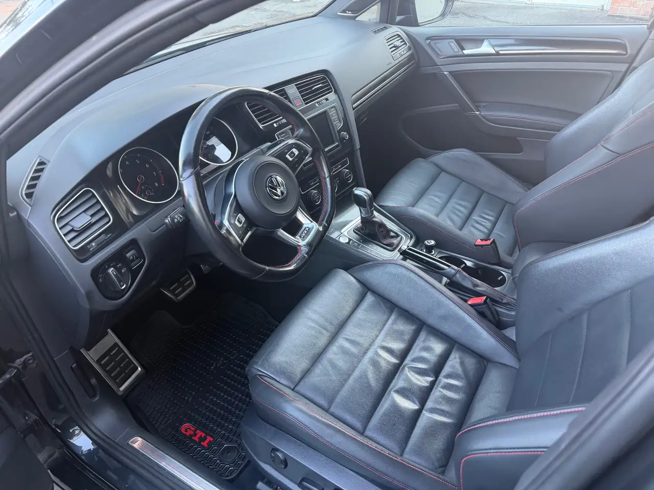 Volkswagen Golf GTI снимка Volkswagen Golf GTI
