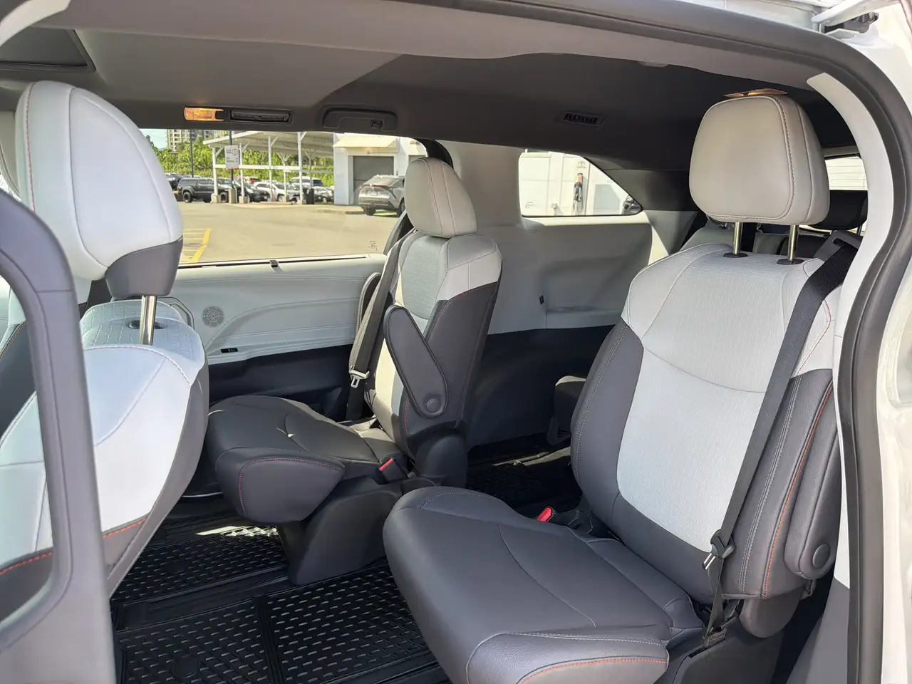 Toyota Sienna снимка Toyota Sienna